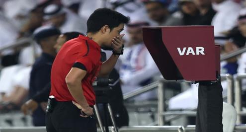 بعد حالات جدلية في مباراة السد والهلال.. الاتحاد الآسيوي يجري "تقييما شاملا" للتحكيم